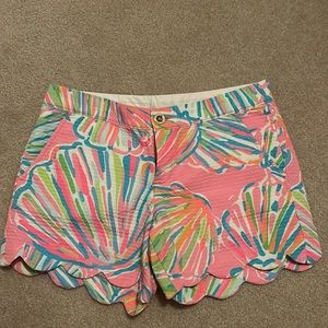 Lilly Pulitzer size 4 scalloped short